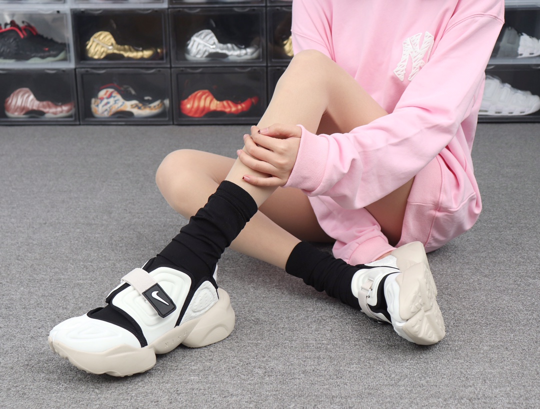 240 Nike Air Rift 复古忍者分趾老爹鞋 BQ4797-100 全白 模特上脚图