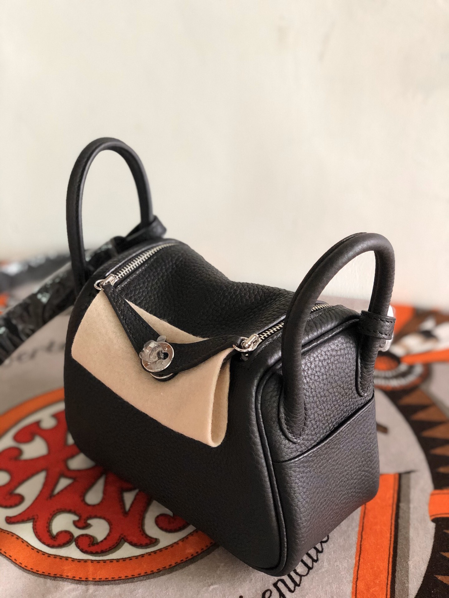 Migliore Hermes Lindy Borse Crossbody & Borse a Tracolla Nero Hardware argento Mini 3 i1586767803 8054 3