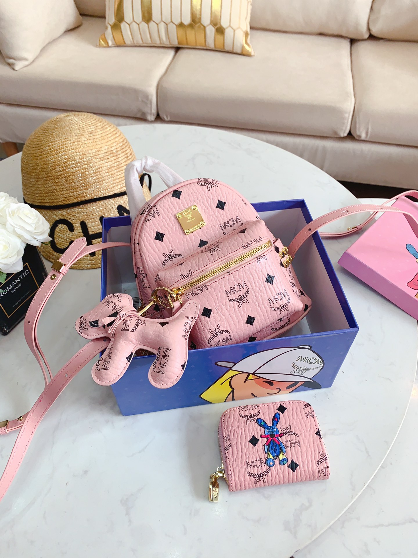 J0 配礼盒 全包身对花原版品质对比，品质不是你复制粘贴描述就能仿的MCM STARK双肩背包18年专柜新版皮mcm韩国订单.青岛.运回韩国就是正品 问我区别在哪里 我告诉你 唯一的区别就是价格 不过土豪要烧钱也没办法每一款都有独立编码 可查询五金48k真空镀金 可以回看细节 拉链头以及链条五金绝不是市面上惨淡的.淡白五金 绝不弄虚做假纯手工制作油边细节每一处都非常到位mini：17*20″},”old_share_time”:”