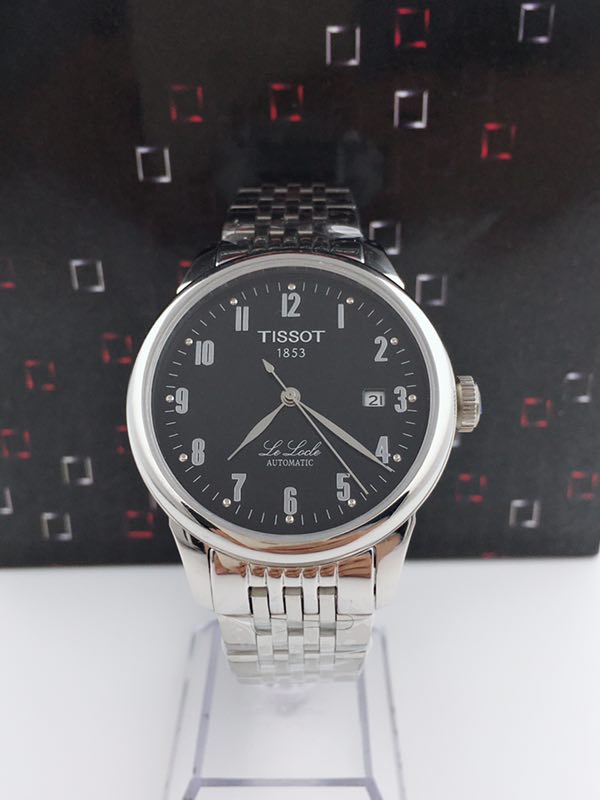 P280 天梭(TISSOT)瑞士手表 力洛克系列钢带机械男士手表T006.407.11.052.00。艺术黑调,时尚表达,商务休闲两相宜。阿拉伯数字刻度,追溯阿拉伯文明的底蕴,彰显复古典雅的气质,醒目亮眼,轻易读时。透底表盘,感受机械魅力。