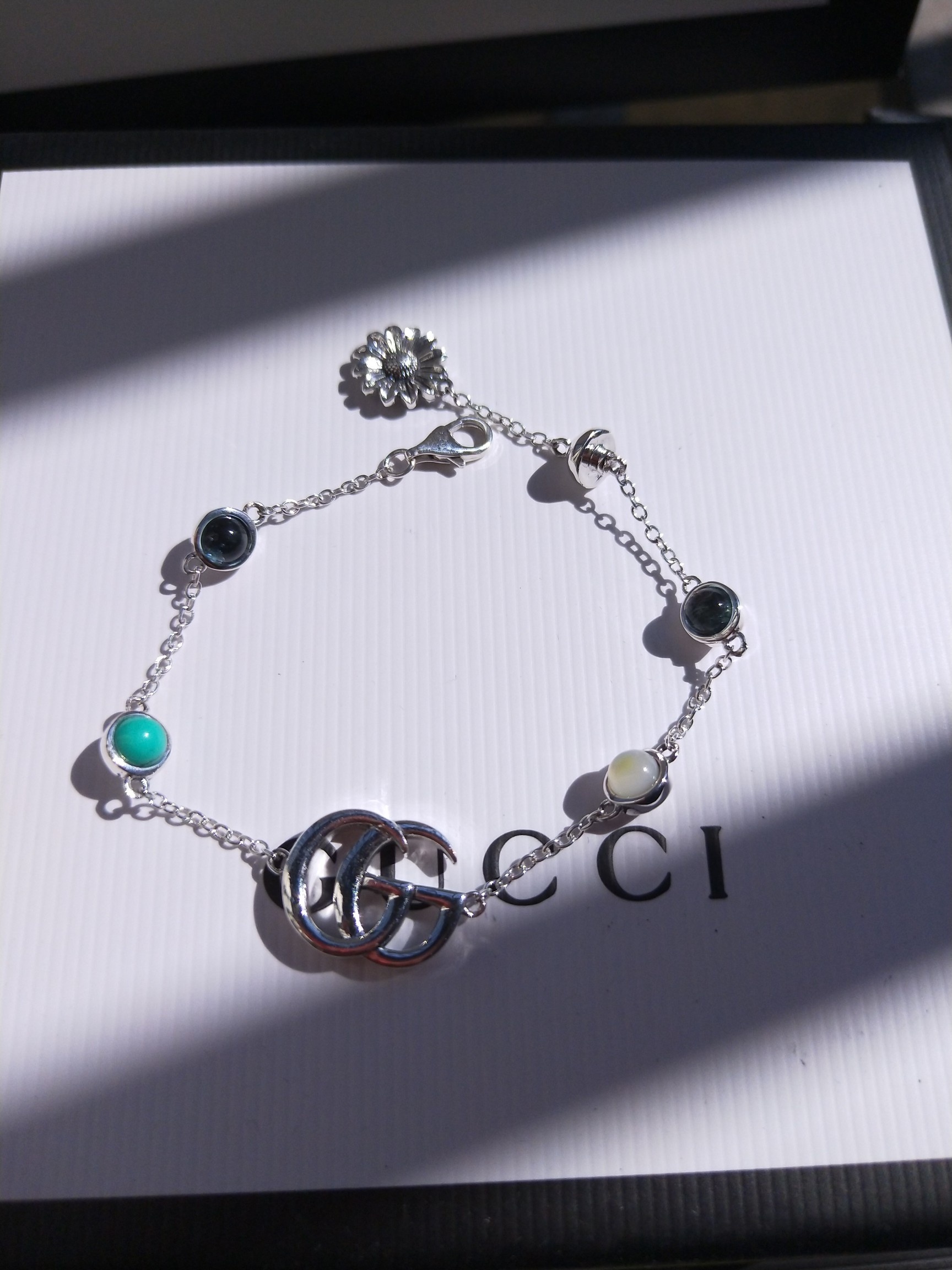 NO:112786,Real photo of pineapple bracelet under natural light Gucci pineapple bracelet with a daisy flower at the tail, fine jewelry, gucci, bracelet19860909实拍自然光下的松石手链 古驰松石手链,尾部有一朵雏菊花朵,饰品精品,gucci,bracelet,Jewelry