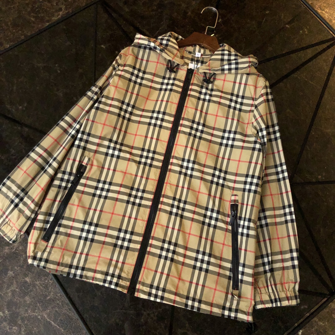 NO:782483,Classic plaid sun protection sports jacket (-with complete package) BUR new model, highly recommended, European order, plaid design, high-end outdoor sports and leisure series, women's waist-type hooded lightweight waterproof and windproof jacket!  The latest blockbuster product, an overseas order from Europe, a unique product of BUR's ultimate luxury, a classic plaid work, a must-have product for top BUR female fans!  !  Every year, the style of sun protection clothing is our blockbuster product, and it is also a highly popular item. This style is specially designed for spring and summer. In this season, MR's sun protection clothing is hard to find, and the design and fashion sense are superb!  !  All European export orders, perfect items that have passed QC quality inspection, are produced on orders provided by subsidiaries of HK Hang Lung Group, and are also products of the most popular classic plaid series. This kind of thing always needs to be savored carefully, but you will find that it can actually look like this after being worn. A woman’s upper body can even show her temperament, a timeless classic luxury model, a representative product that cannot be refused!  !  BUR's rare sun-proof and waterproof lightweight sports jacket retains the classic plaid pattern. The entire jacket has a strong visual impact. Every plaid pattern is perfectly symmetrical, highlighting the wearer's class and taste. The waist-cinching effect can effectively block the entry of wind and fit the human body curve better during exercise. It can perfectly set off the temperament and body shape whether in daily leisure or sports. It is lightweight.  Windproof, rainproof and sunproof design, it is a good choice for daily wear, sports and leisure, and outdoor entertainment. It has high-end appearance, exquisite details, good-looking upper body, and high recognition, not to mention the grade. If you wear this outfit when you go out, not many men will even have the courage to strike up a conversation with you. The unattainable cold temperament and the aura of being either rich or expensive make people can only watch secretly from a distance. It is undoubtedly a C-level item!  !  Made of polyester fiber technology, the lining of the clothes is all made of top-notch satin silk composite, which is especially breathable!  Not only can it block the sun for you in the hot summer!  It prevents ultraviolet rays from tanning the skin and is perfectly breathable and quick-drying!  Every bit is very unique, waterproof, sunproof, windproof, lightweight, extreme quality, and gorgeous details!  !  The thickness and style can be worn in spring, autumn and winter. The quality is really high. This kind of top-notch goods only come across once a year. Ladies, take advantage of it!  All ready goods have been warehoused, looking forward to your wonderful combination!  There are five sizes, UK4, 6, 8, 10, 12, Burberry - clothing, burberry, jackets & coats, hats,19860909经典格纹防晒运动外套（-配全套包装） BUR新款,重磅推荐,欧洲订单,格纹设计,高端户外运动休闲系列,女士收腰型连帽轻便防水防风外套！ 最新重磅极品,来自于欧洲的海外订单,BUR极限奢华的一款孤品,经典格纹之作,顶级BUR女粉必备产物！！每一年的防晒衣款式都是我们的重磅产物,也是高人气单品,这种款式是专门为春夏而生的款式,一到这个季节,MR的防晒衣都是一件难求,设计感与时尚感都是超级到位！！ 全部欧洲出口单,QC质检合格的完美单品,由HK恒隆集团旗下子公司提供的订单制作,并且还是最受欢迎的经典格纹系列的产物,这种东西从来都是需要细细品味的,但是你会发现它上身之后居然能好看成这样,女人上身更是彰显气质,永不过时的经典奢华款,无法拒绝的代表性产物！！ BUR少有的防晒防水轻便运动外套,保留了经典的格纹版型打造,整款外套给人的视觉冲击力超级强烈,每一处的格纹都完美的对称,彰显了穿着者的档次以及品味的存在,收腰效果可以有效阻挡风的进入,以及运动中更贴合人体曲线,无论日常休闲还是运动中也能完美的衬托气质身型,轻便式防风防雨防晒设计,日常穿搭,运动休闲,户外娱乐都是很好的选择,并且品相高端,细节精湛,上身好看,辨识度超高,档次就更不用说了,你穿这一身出去,甚至没有几个男人有勇气跟你搭讪,高不可攀的冷艳气质,以及那种非富即贵的气场,让人只能远远偷偷观望,毫无疑问的C位单品！！ 聚酯纤维工艺打造,衣服内衬全部由顶尖缎面丝质复合而成,尤其透气！在炎热夏天不仅能为你阻挡太阳！不让紫外线晒黑皮肤、更能完美透气速干！每一处都是非常独特的,防水,防晒,防风,轻便,品质极端,细节华丽！！ 春秋冬季都可以着穿的厚度与款式,档次真的太高,这类尖货,一年难遇一次,各位小姐姐自行把握吧！ 现货均已入仓,期待你们的精彩搭配！ 码数有五个,uk4、6、8、10、12,博柏利-服装,burberry,jackets & coats,hats,,Women's clothing
