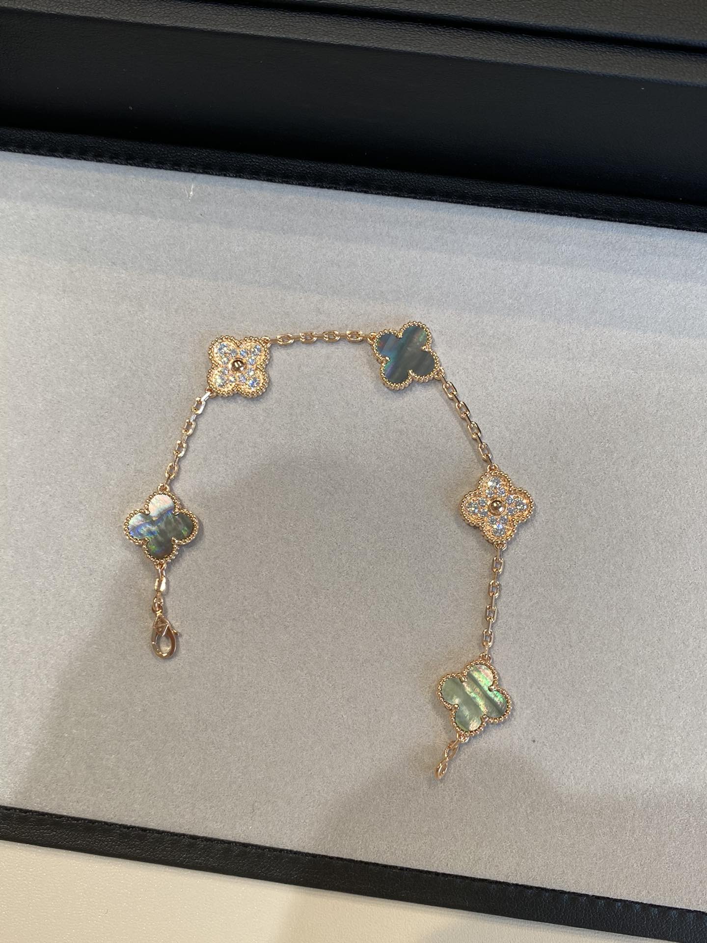 NO:632776,Vca's five-flowered natural gray shell 1 microphone electroplating, hot selling hot model, 88320, Cartier high-end jewelry19860909Vca的五花天然灰贝 1咪电镀,热卖爆款,88320,,卡迪亚高端饰品,Jewelry