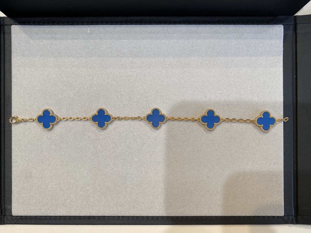 NO:635316,Five-flowered blue chalcedony, this color is so beautiful, so white and white. 88330, Cartier high-end jewelry19860909五花蓝玉髓,这个颜色太好看了,太显手白了88330,,卡迪亚高端饰品,Jewelry