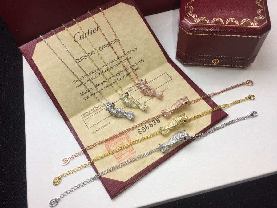 各💰238【奢华豹头项链手链】Cartier 卡地亚[强]1:1豹子满钻 项链手链套装😝😝经典贵族范儿、奢华满钻抚媚豹子设计💃💃独家实拍 🔍亚金电镀18k金工艺 微镶多粒超闪AAAA钻 搭配祖母绿豹眼 使豹子神态更加动人👏霸气满钻豹身女神必备