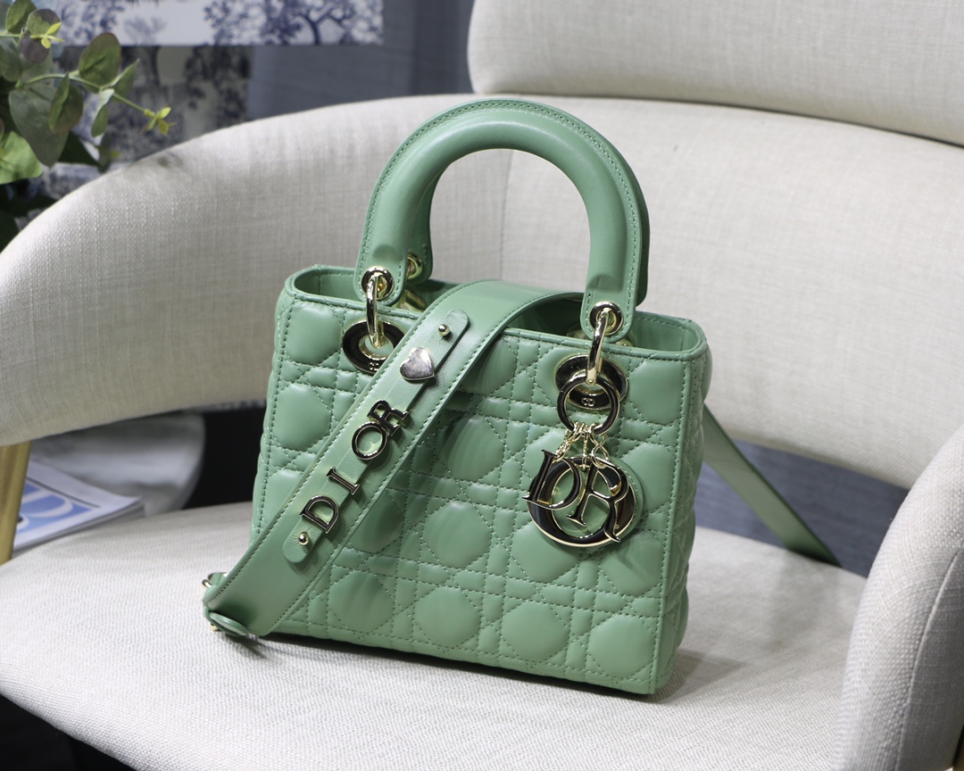 Sac DIOR Lady cannage avec badge et large bandoulière, porté main ou épaule
