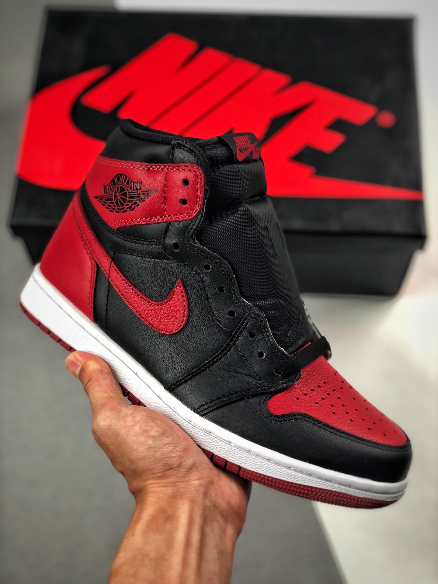 Soporte contra reembolso Air Jordan 1 Retro "Game Royal" Negro/Rojo Prohibido Usar. Número de producto: 555088-001. Nue…