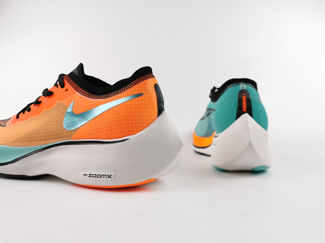 170 鸳鸯配色加持Nike ZoomX Vaporfly Next 除了标配的 Vaporweave 鞋面