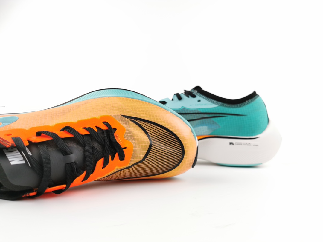 170 鸳鸯配色加持Nike ZoomX Vaporfly Next 除了标配的 Vaporweave 鞋面