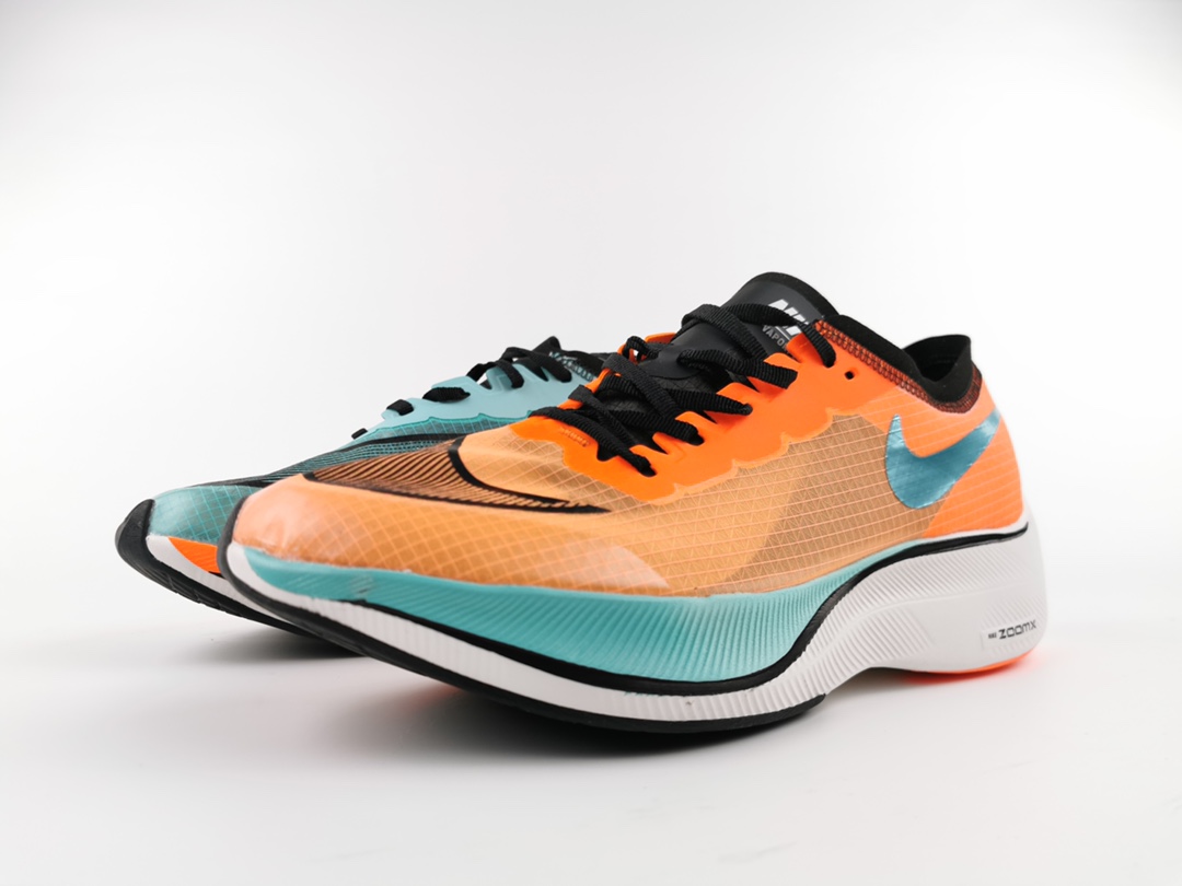 170 鸳鸯配色加持Nike ZoomX Vaporfly Next 除了标配的 Vaporweave 鞋面