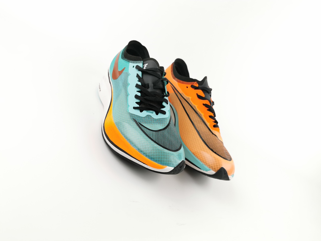 170 鸳鸯配色加持Nike ZoomX Vaporfly Next 除了标配的 Vaporweave 鞋面