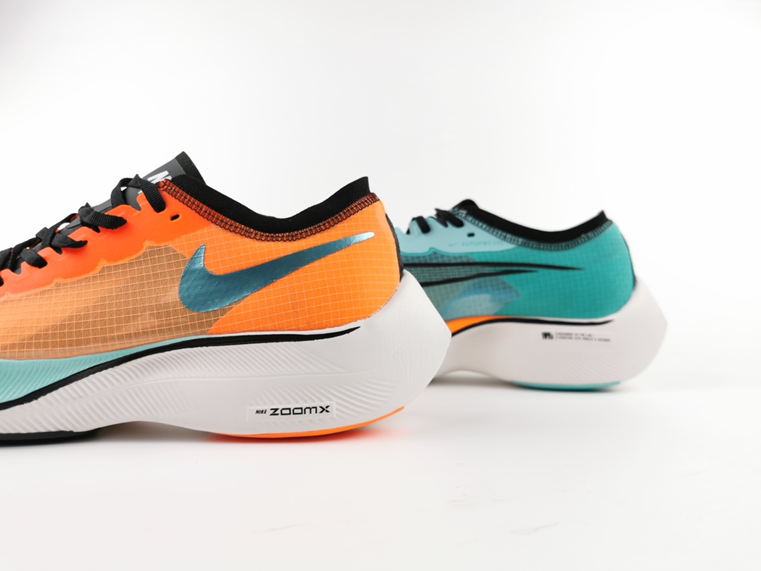 170 鸳鸯配色加持Nike ZoomX Vaporfly Next 除了标配的 Vaporweave 鞋面