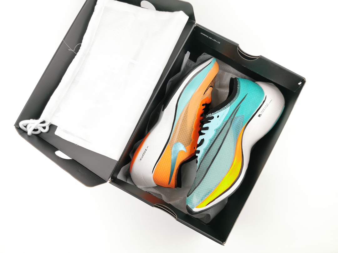 170 鸳鸯配色加持Nike ZoomX Vaporfly Next 除了标配的 Vaporweave 鞋面