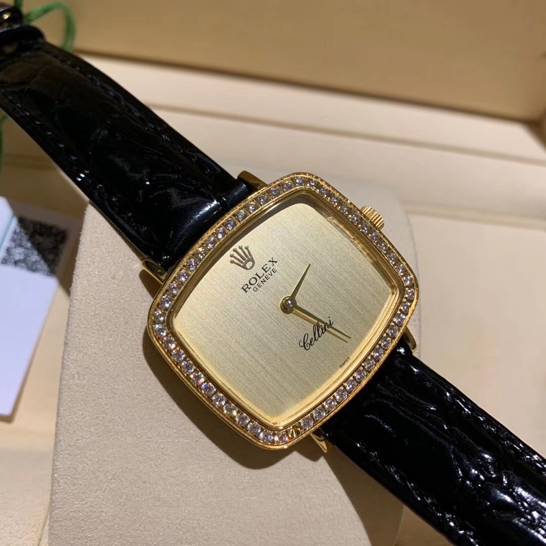 Rolex 最新劳力士采用知名 的设计将它重新呈现 品牌的三方联名创造了一个独特的系列 同时满足了手表和街头爱好者的高要求