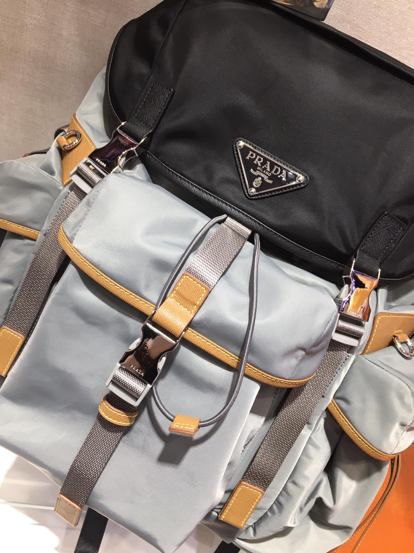 [Backpacks]backpackMade of Saffiano leather-trimmed fabric Presents design