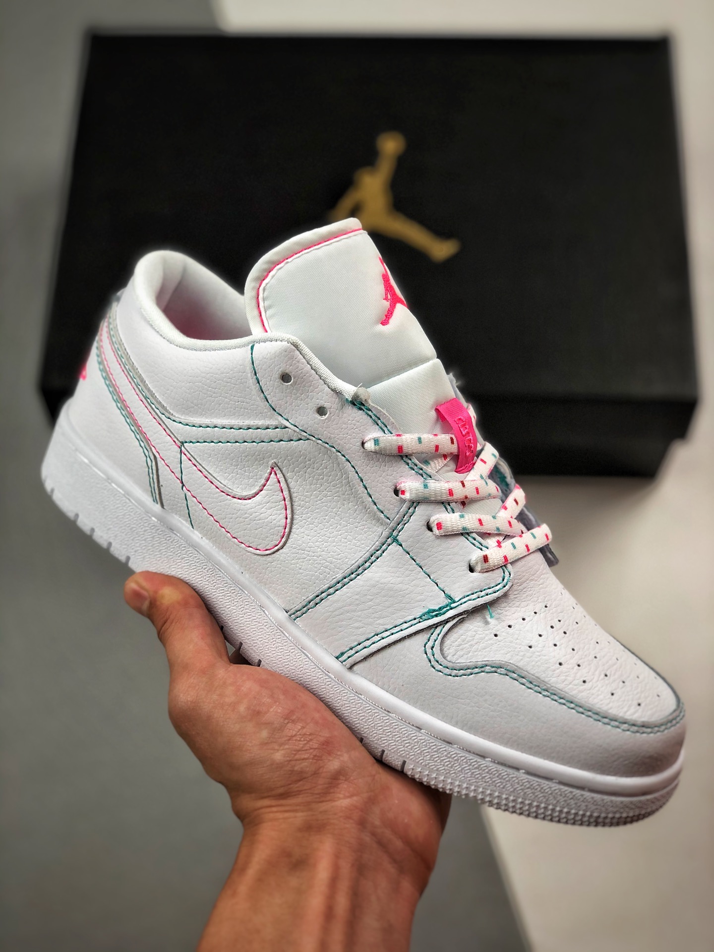 Soporte contra reembolso Air Jordan 1 Low GS Línea Melocotón y Rojo. Canal de fábrica original, prácticamente indisting…