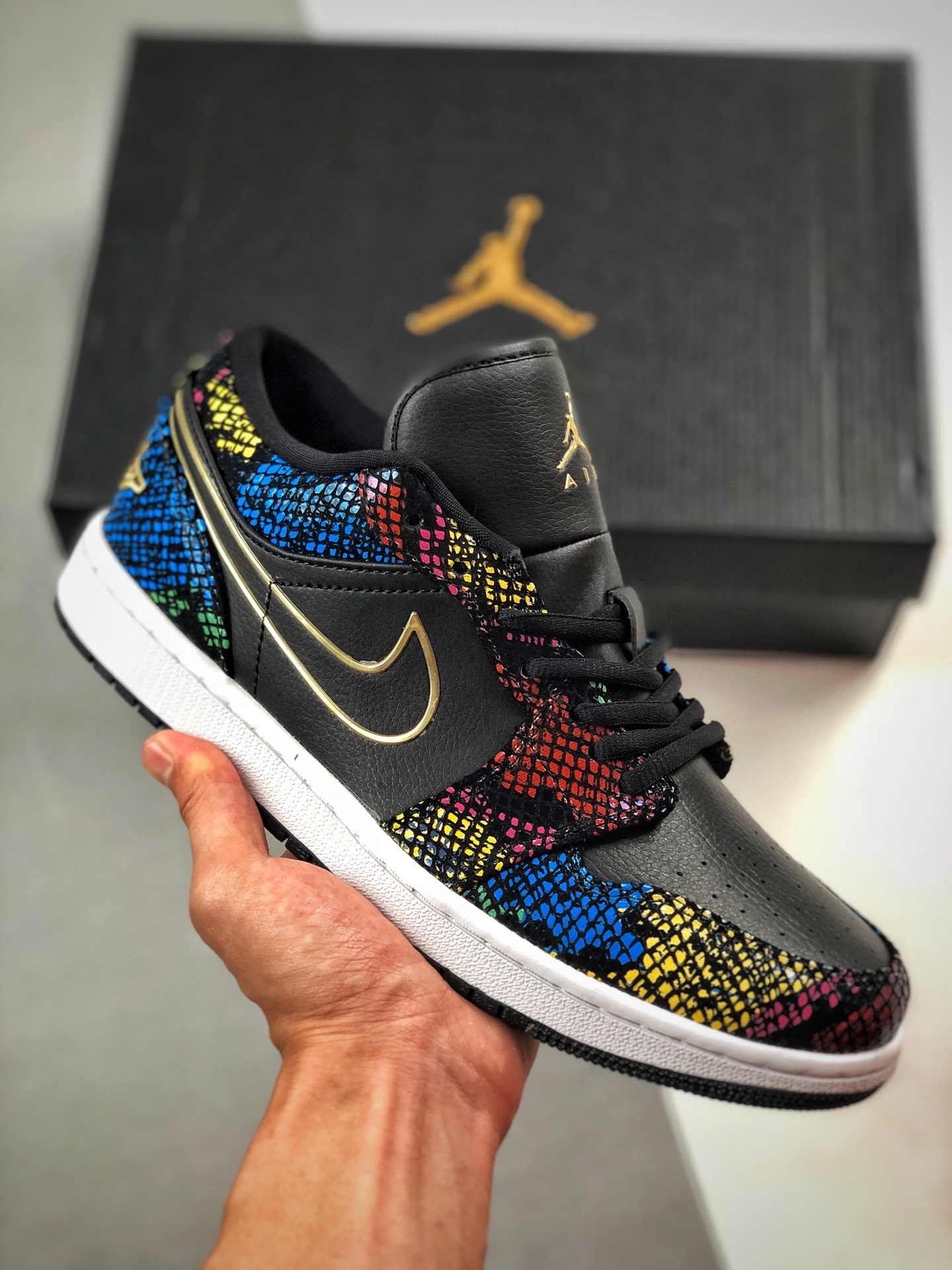 Soporte contra reembolso Air Jordan 1 Low "BHM" Mes de la Historia Negra 2020. Este zapato, con base negra y marco de p…