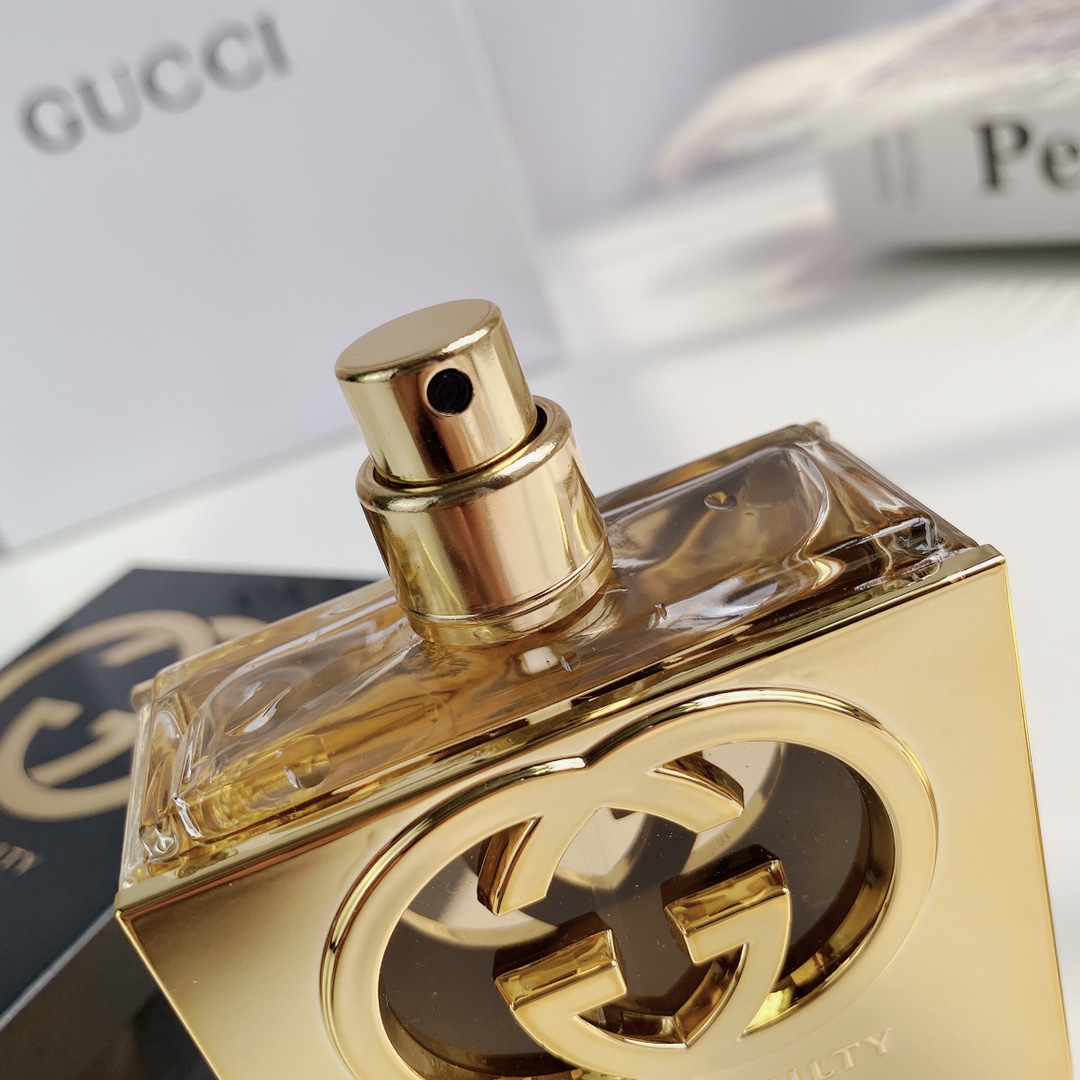 高端品质/90💰
品牌名称：✨GUCCL✨古驰
商品名称：罪爱女士淡香水
容量：75ml 
产地：法国
【香调】：花果香调
【前调】：柑橘、粉色胡椒
【中调】：桃子、紫丁香、天竺葵
【后调】：琥珀、广藿香
配：高端手提袋