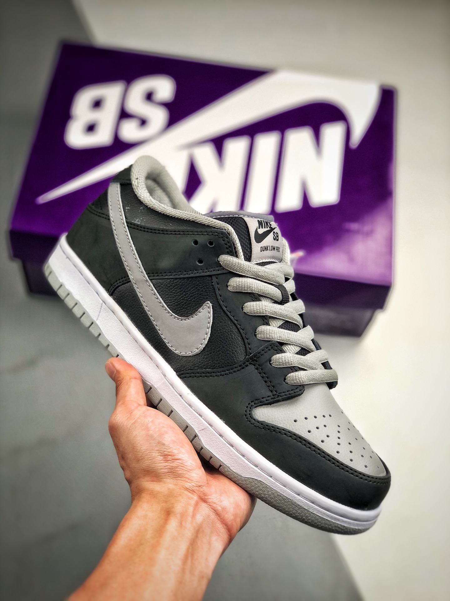 Nike SB Dunk Low J-Pack “Shadow”影子灰 原盒纯原版本 整双鞋移植了“Shadow”的配色 整鞋头层磨砂皮➕进口纳帕头层小牛皮 质感同步公司 市场唯一正确版 今年dunk很火 黑灰配色应该…