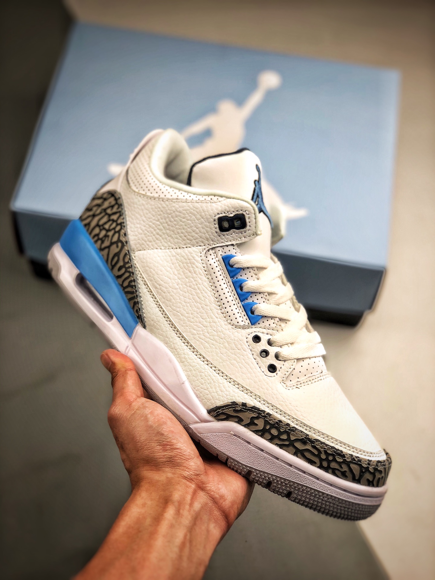 Soporte contra reembolso Air Jordan 3 "UNC" Azul Carolina del Norte. Detalles generales ordenados, versión re…