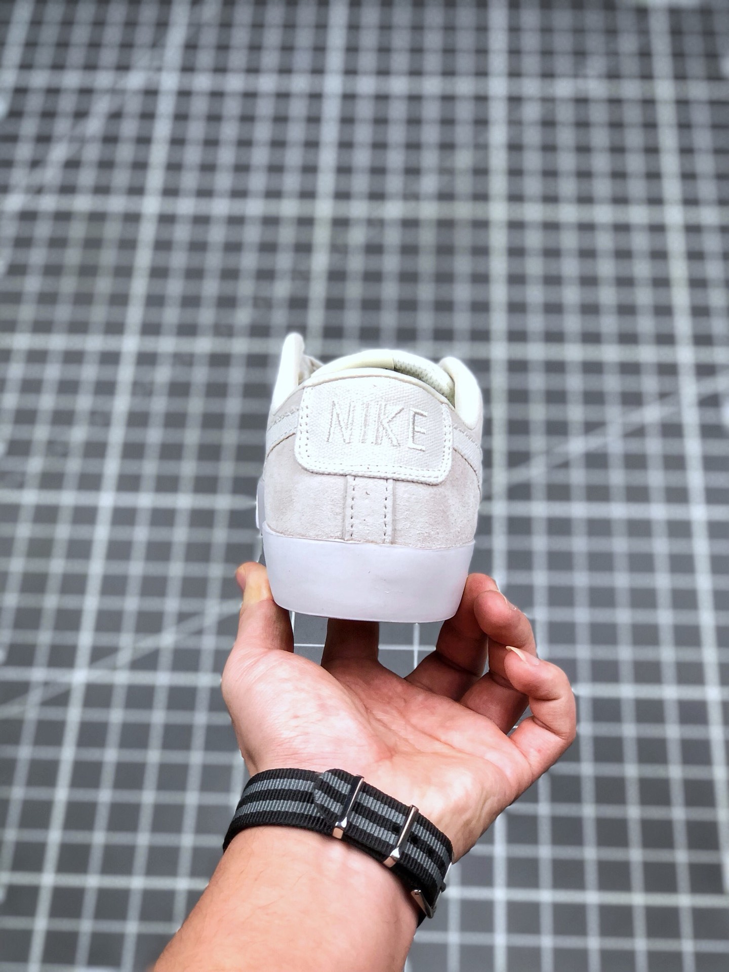 130 耐克/NIKE SB ZOOM BLAZER LOW GT黑白麂皮 鞋垫内置Zoom气垫 经典低帮 内置气垫 休闲滑板鞋 货号：704939