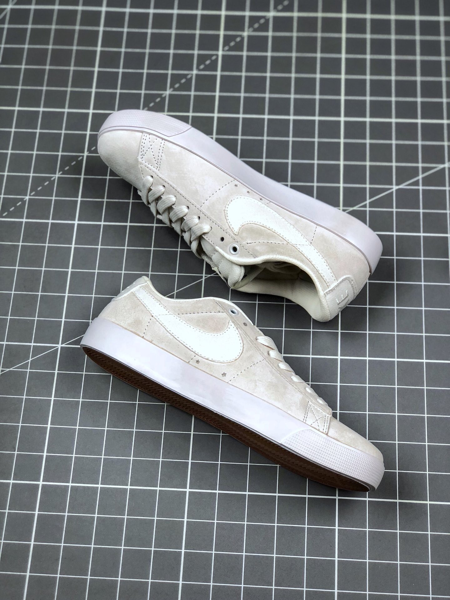 130 耐克/NIKE SB ZOOM BLAZER LOW GT黑白麂皮 鞋垫内置Zoom气垫 经典低帮 内置气垫 休闲滑板鞋 货号：704939