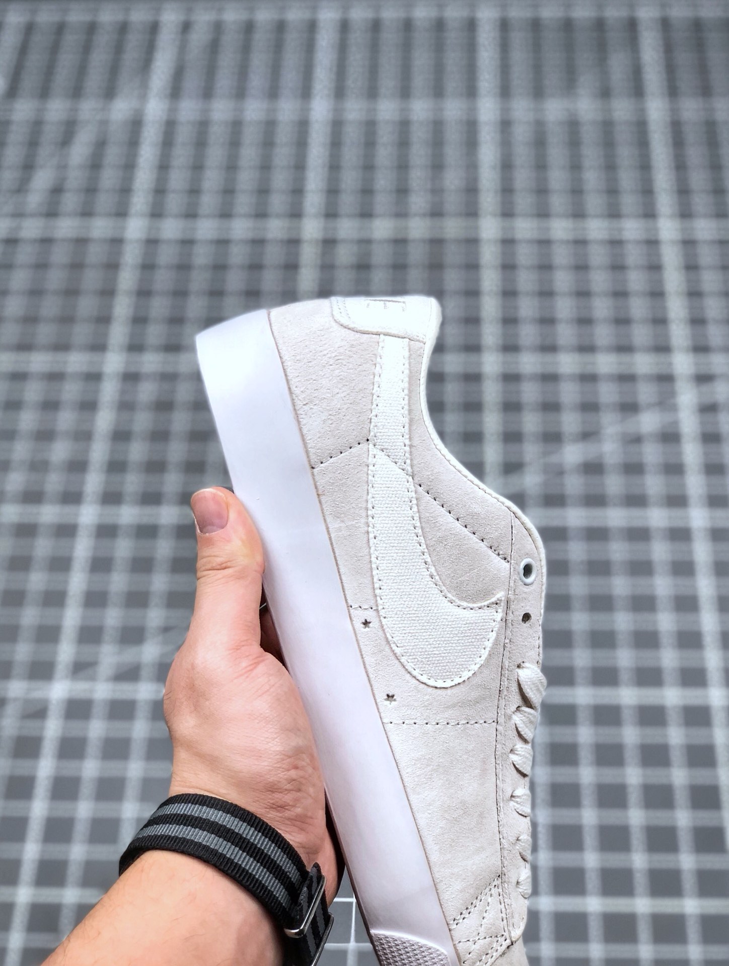 130 耐克/NIKE SB ZOOM BLAZER LOW GT黑白麂皮 鞋垫内置Zoom气垫 经典低帮 内置气垫 休闲滑板鞋 货号：704939