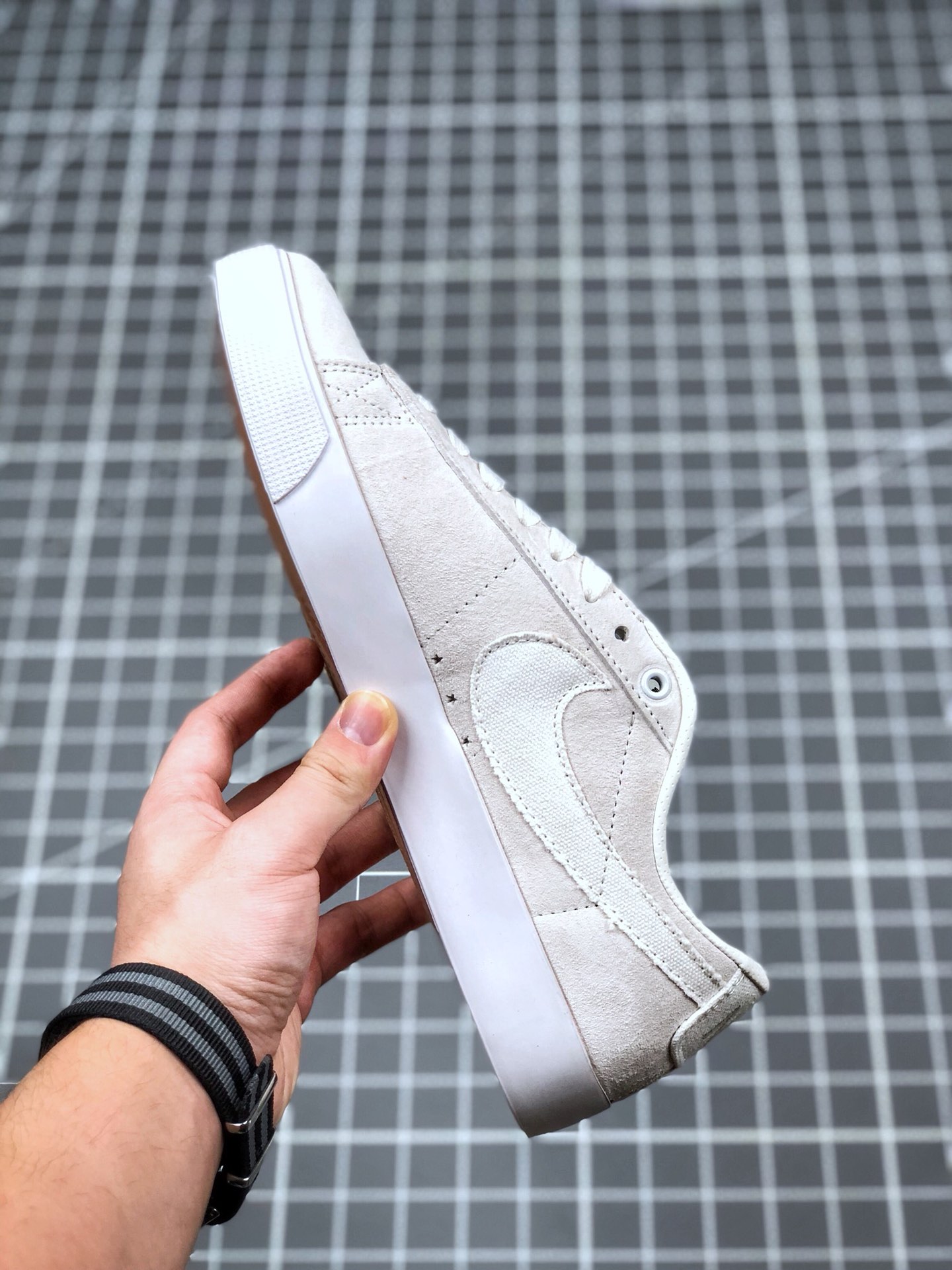 130 耐克/NIKE SB ZOOM BLAZER LOW GT黑白麂皮 鞋垫内置Zoom气垫 经典低帮 内置气垫 休闲滑板鞋 货号：704939