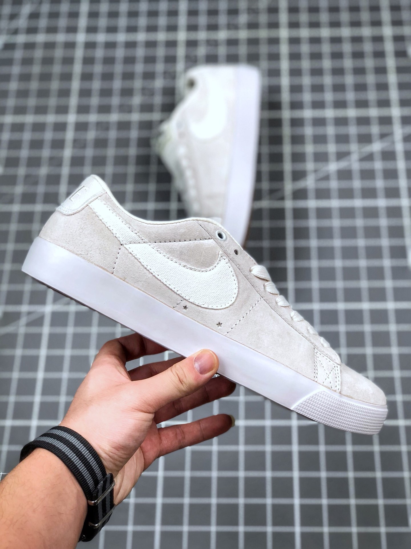 130 耐克/NIKE SB ZOOM BLAZER LOW GT黑白麂皮 鞋垫内置Zoom气垫 经典低帮 内置气垫 休闲滑板鞋 货号：704939