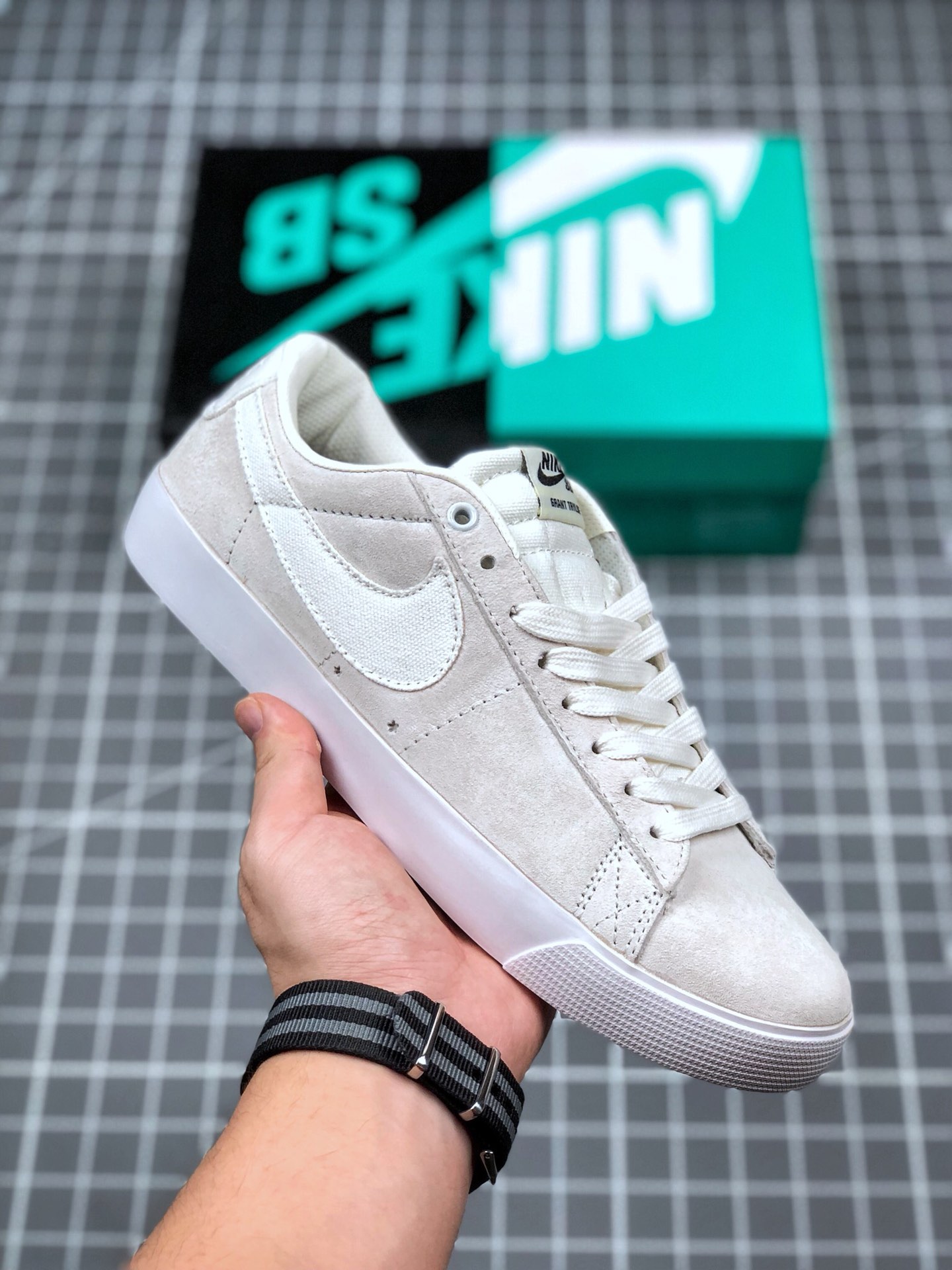 130 耐克/NIKE SB ZOOM BLAZER LOW GT黑白麂皮 鞋垫内置Zoom气垫 经典低帮 内置气垫 休闲滑板鞋 货号：704939