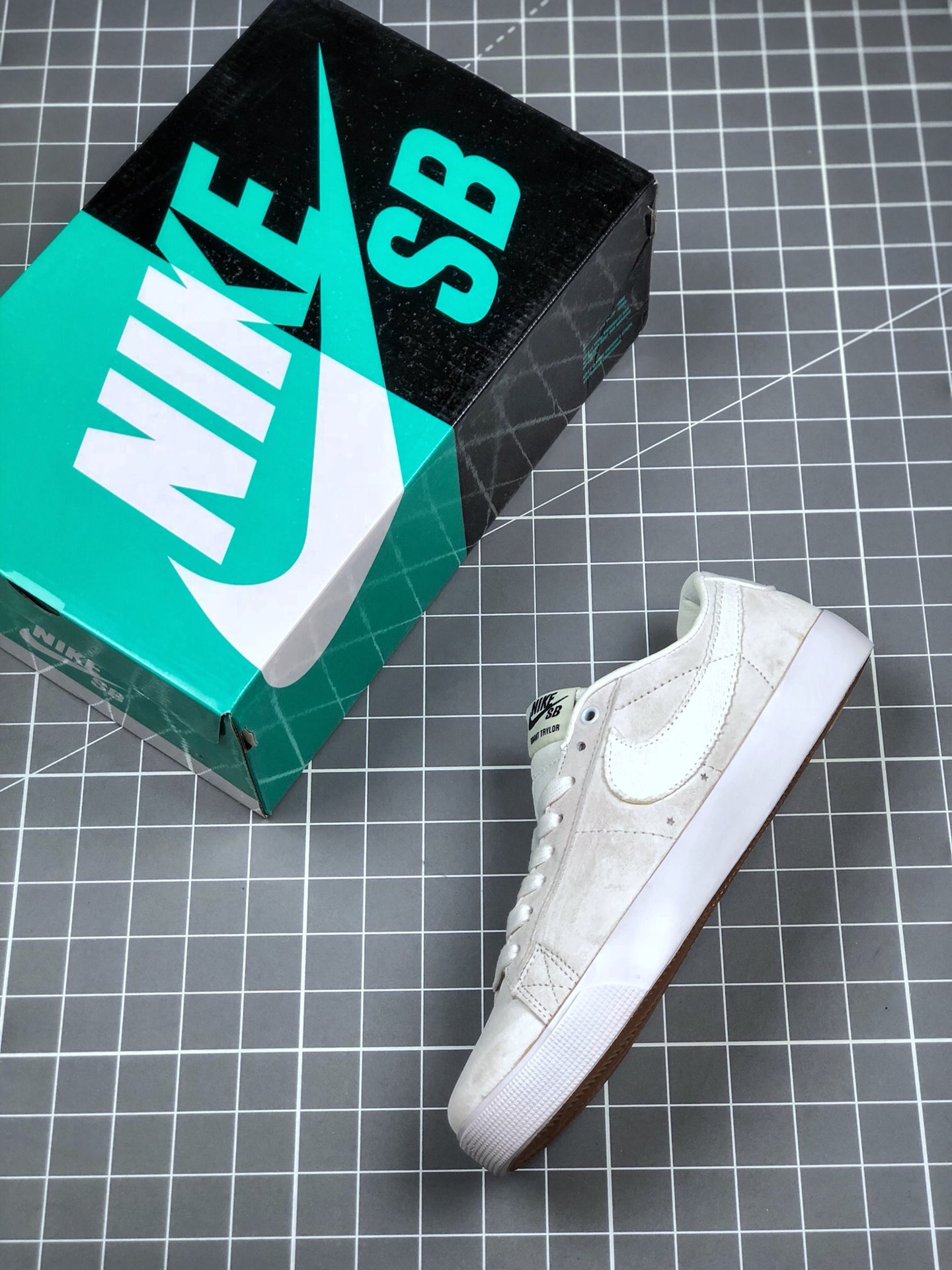 130 耐克/NIKE SB ZOOM BLAZER LOW GT黑白麂皮 鞋垫内置Zoom气垫 经典低帮 内置气垫 休闲滑板鞋 货号：704939