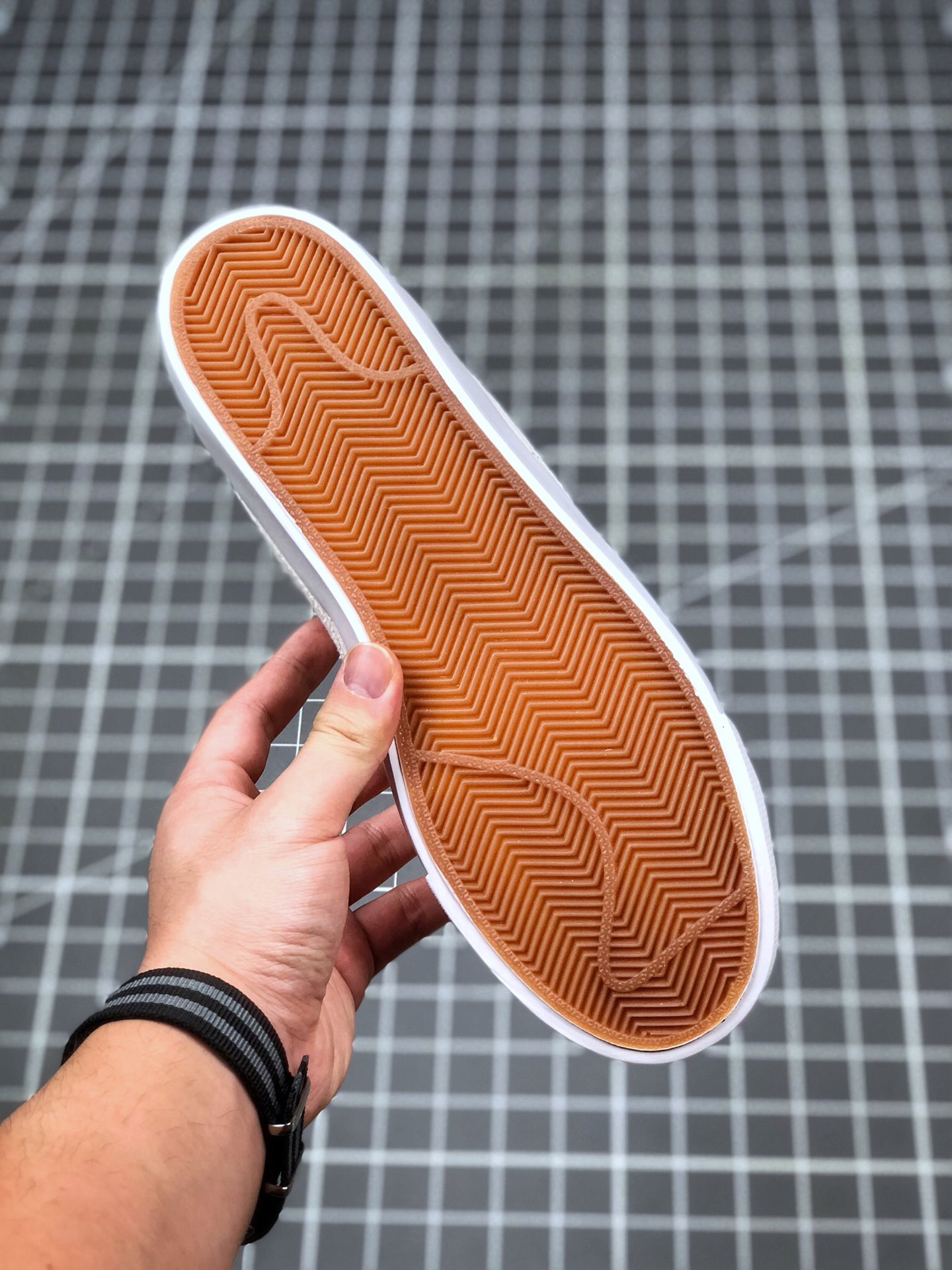 130 耐克/NIKE SB ZOOM BLAZER LOW GT黑白麂皮 鞋垫内置Zoom气垫 经典低帮 内置气垫 休闲滑板鞋 货号：704939