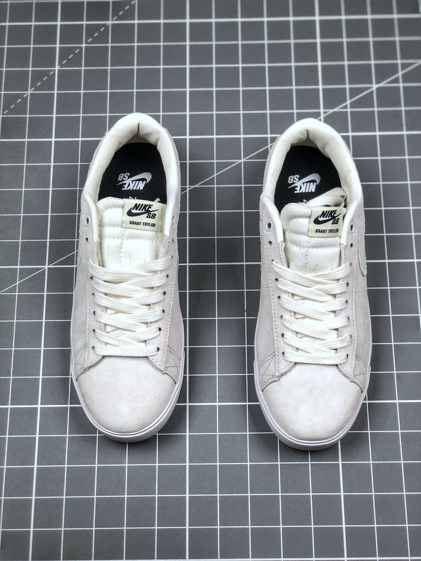 130 耐克/NIKE SB ZOOM BLAZER LOW GT黑白麂皮 鞋垫内置Zoom气垫 经典低帮 内置气垫 休闲滑板鞋 货号：704939