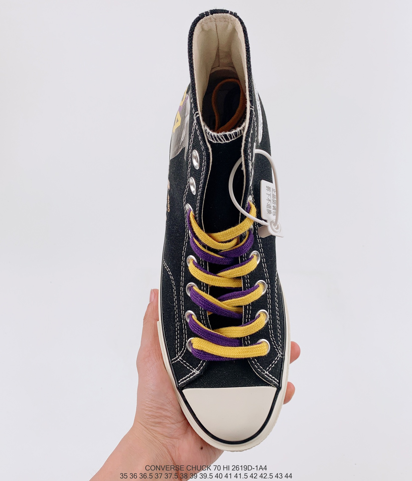 科比永在 曼巴永存‼
CONVERSE/匡威高帮Kobe科比主题纪念限定款
在刚刚过去的曼巴日，匡威发售以科比为主题的Chuck 1970s鞋款，以此致敬科比与曼巴精神。
本次以经典的 Chuck Taylor 1970s 高帮鞋型为设计蓝本打造，鞋身印有科比画像，赠送两副紫金配色鞋带，细节满满，值得入手。 
货号：168024C Size：35-44（36.5 37.5 39.5 41.5 42.5）