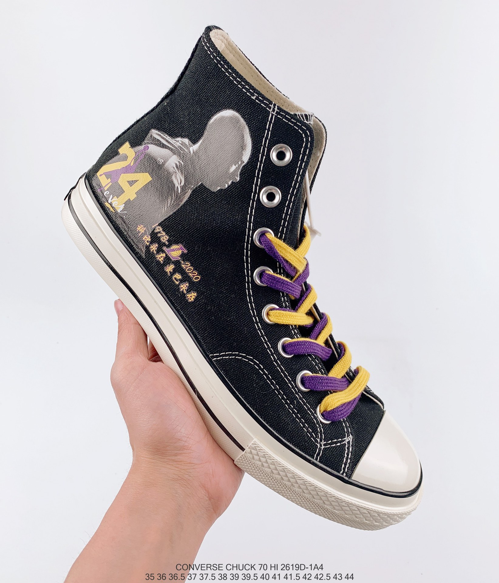 科比永在 曼巴永存‼
CONVERSE/匡威高帮Kobe科比主题纪念限定款
在刚刚过去的曼巴日，匡威发售以科比为主题的Chuck 1970s鞋款，以此致敬科比与曼巴精神。
本次以经典的 Chuck Taylor 1970s 高帮鞋型为设计蓝本打造，鞋身印有科比画像，赠送两副紫金配色鞋带，细节满满，值得入手。 
货号：168024C Size：35-44（36.5 37.5 39.5 41.5 42.5）