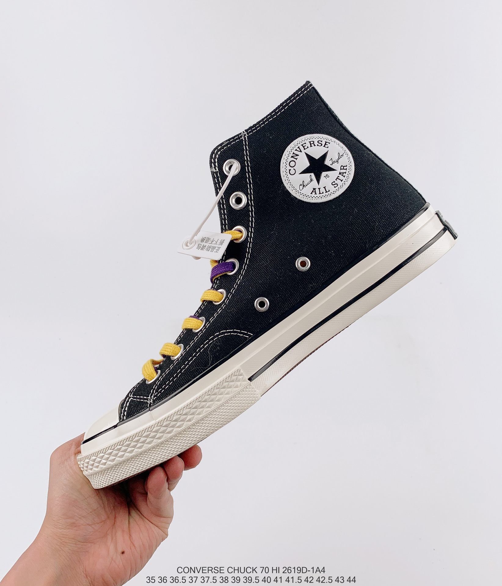 科比永在 曼巴永存‼
CONVERSE/匡威高帮Kobe科比主题纪念限定款
在刚刚过去的曼巴日，匡威发售以科比为主题的Chuck 1970s鞋款，以此致敬科比与曼巴精神。
本次以经典的 Chuck Taylor 1970s 高帮鞋型为设计蓝本打造，鞋身印有科比画像，赠送两副紫金配色鞋带，细节满满，值得入手。 
货号：168024C Size：35-44（36.5 37.5 39.5 41.5 42.5）