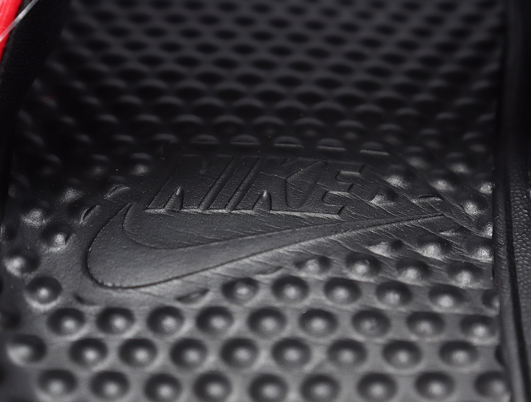 70 Nike Benassi JDI LTD 耐克一字拖 343880-008 黑底 黑红拼接 黑勾 GD权志龙同款夏季沙滩软底凉拖