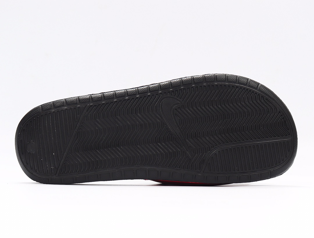 70 Nike Benassi JDI LTD 耐克一字拖 343880-008 黑底 黑红拼接 黑勾 GD权志龙同款夏季沙滩软底凉拖