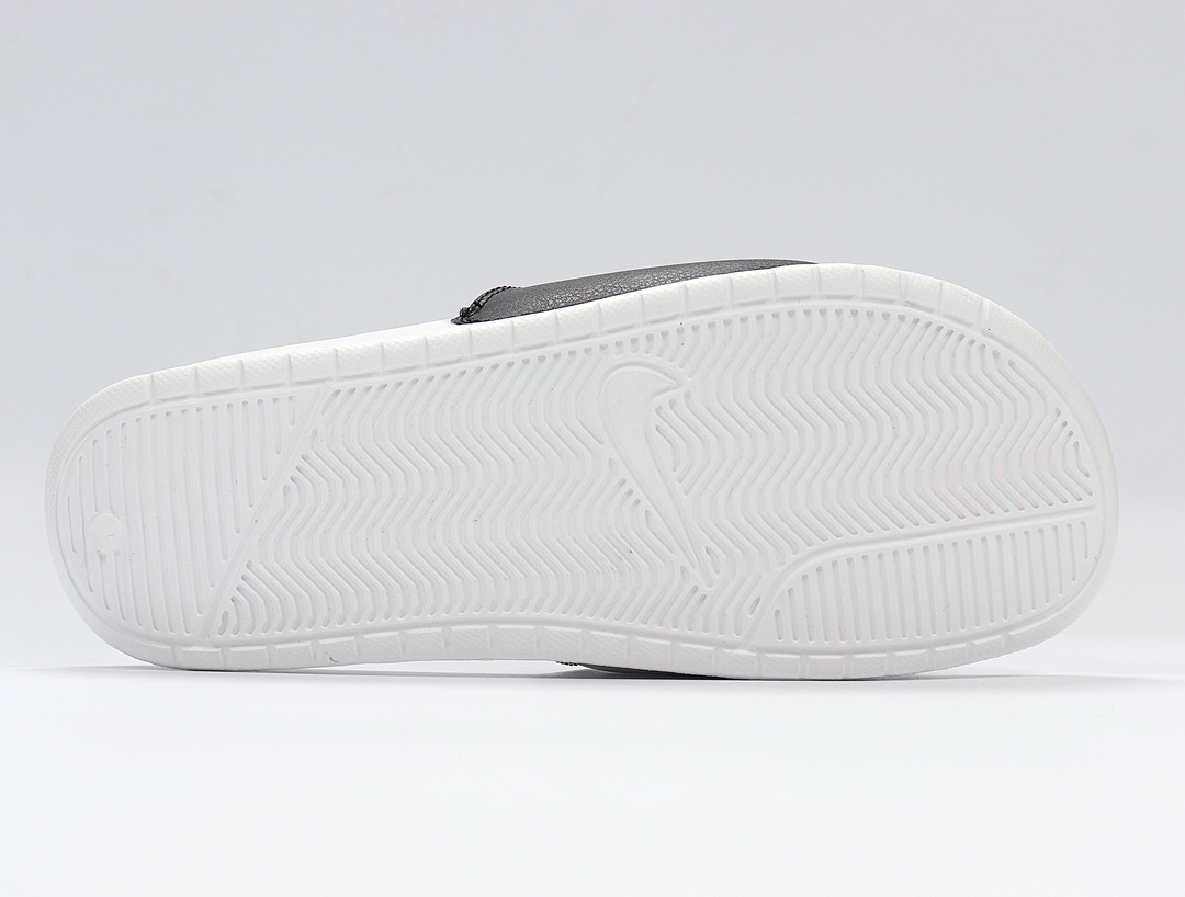 70 Nike Benassi JDI LTD 耐克一字拖 343881-104 白底 黑白拼接 银勾 GD权志龙同款夏季沙滩软底凉拖 小红书代购