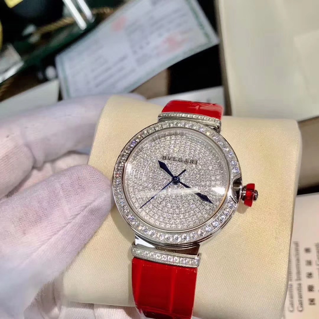 Bvlgari 宝格丽LVCEA系列腕表以简约大方的外形备受现代女性青睐。奢华镶钻，表盘尺寸宽33mm，厚11mm