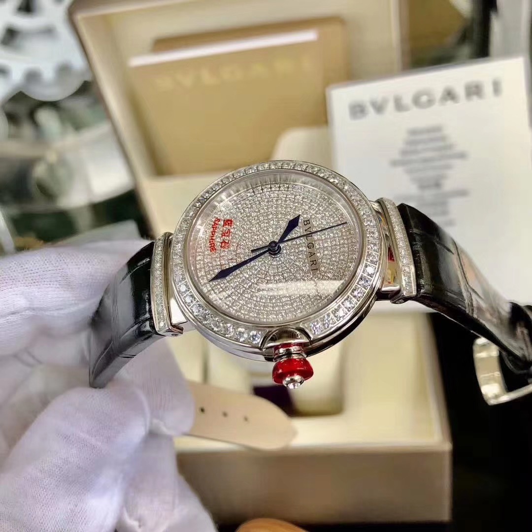 Bvlgari 宝格丽LVCEA系列腕表以简约大方的外形备受现代女性青睐。奢华镶钻，表盘尺寸宽33mm，厚11mm