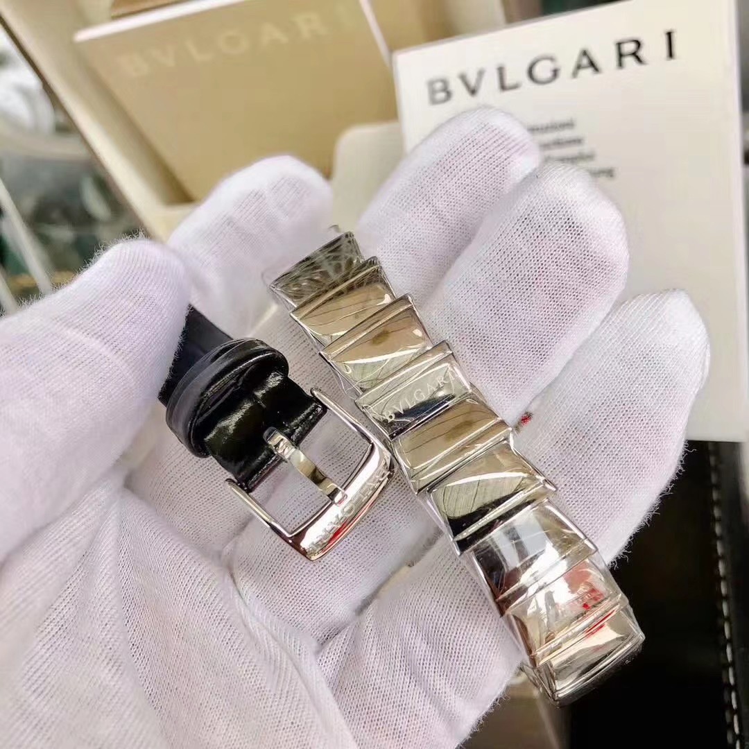 Bvlgari 宝格丽LVCEA系列腕表以简约大方的外形备受现代女性青睐。奢华镶钻，表盘尺寸宽33mm，厚11mm