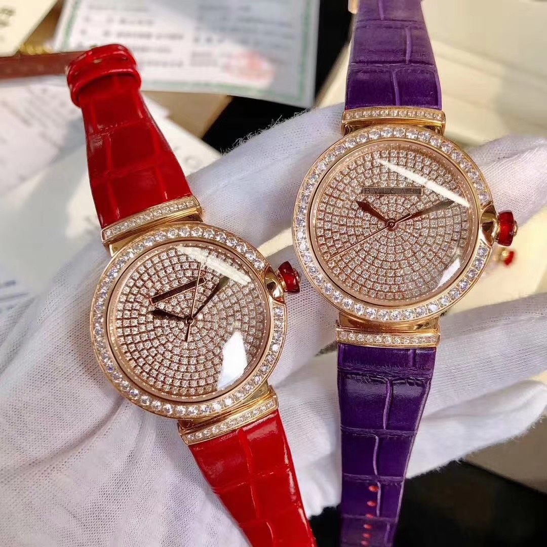 Bvlgari 宝格丽LVCEA系列腕表以简约大方的外形备受现代女性青睐。奢华镶钻，表盘尺寸宽33mm，厚11mm