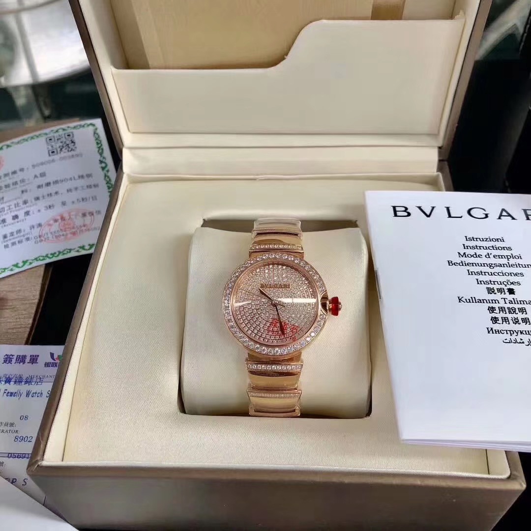 Bvlgari 宝格丽LVCEA系列腕表以简约大方的外形备受现代女性青睐。奢华镶钻，表盘尺寸宽33mm，厚11mm