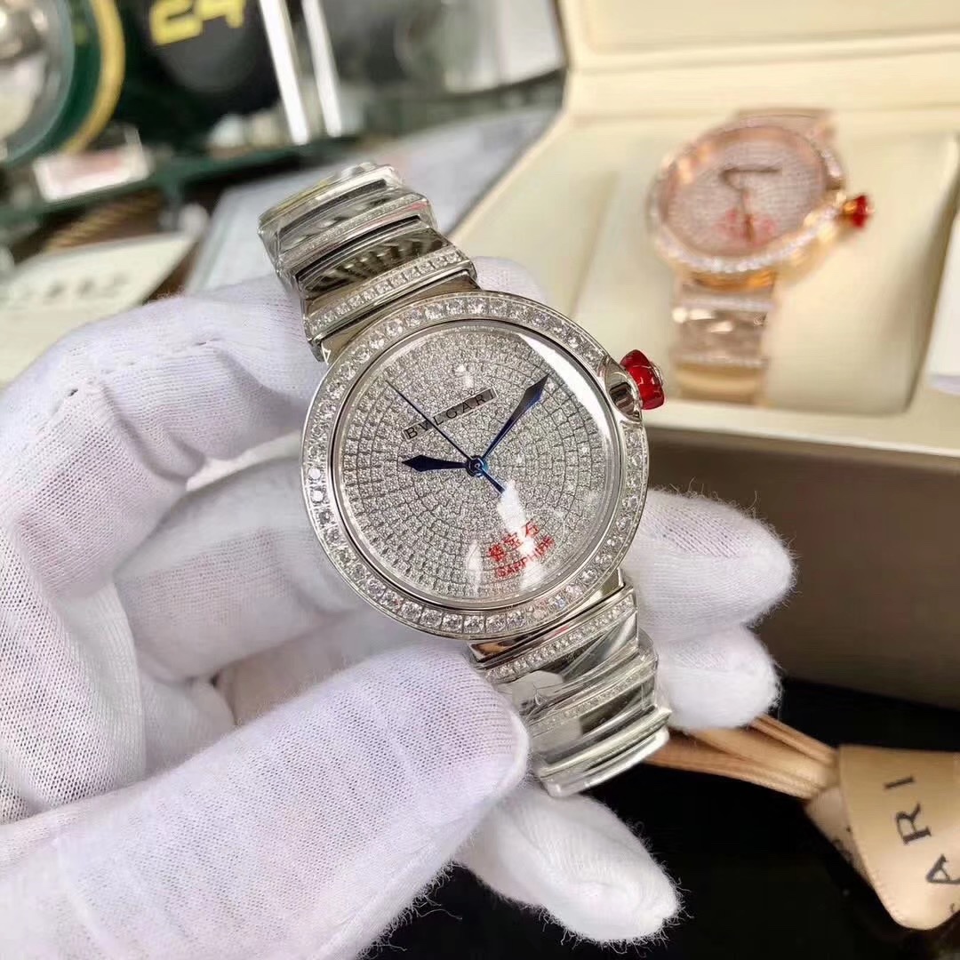 Bvlgari 宝格丽LVCEA系列腕表以简约大方的外形备受现代女性青睐。奢华镶钻，表盘尺寸宽33mm，厚11mm