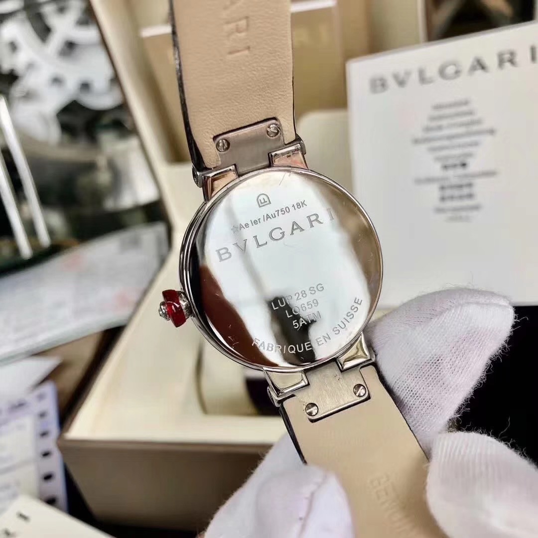 Bvlgari 宝格丽LVCEA系列腕表以简约大方的外形备受现代女性青睐。奢华镶钻，表盘尺寸宽33mm，厚11mm