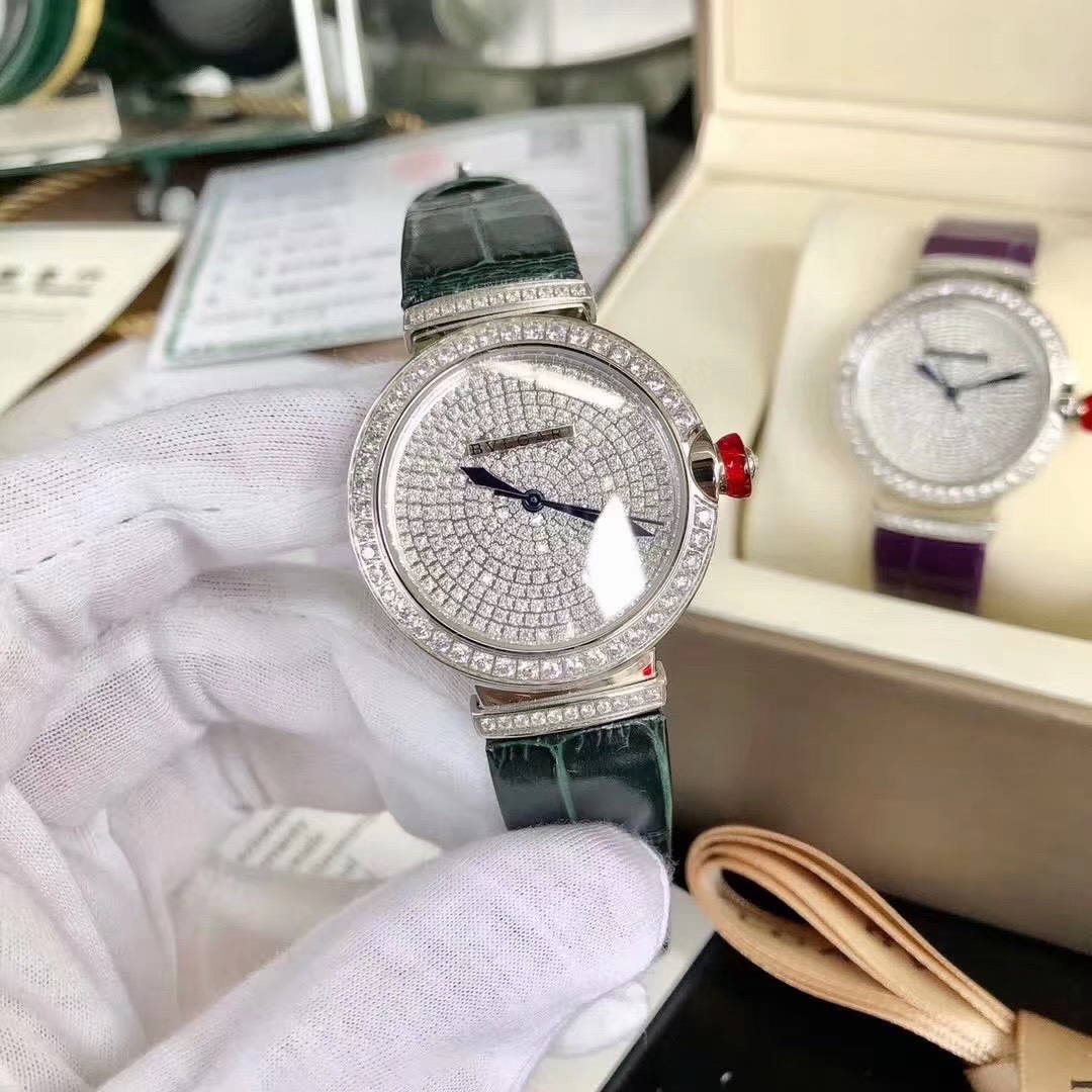 Bvlgari 宝格丽LVCEA系列腕表以简约大方的外形备受现代女性青睐。奢华镶钻，表盘尺寸宽33mm，厚11mm