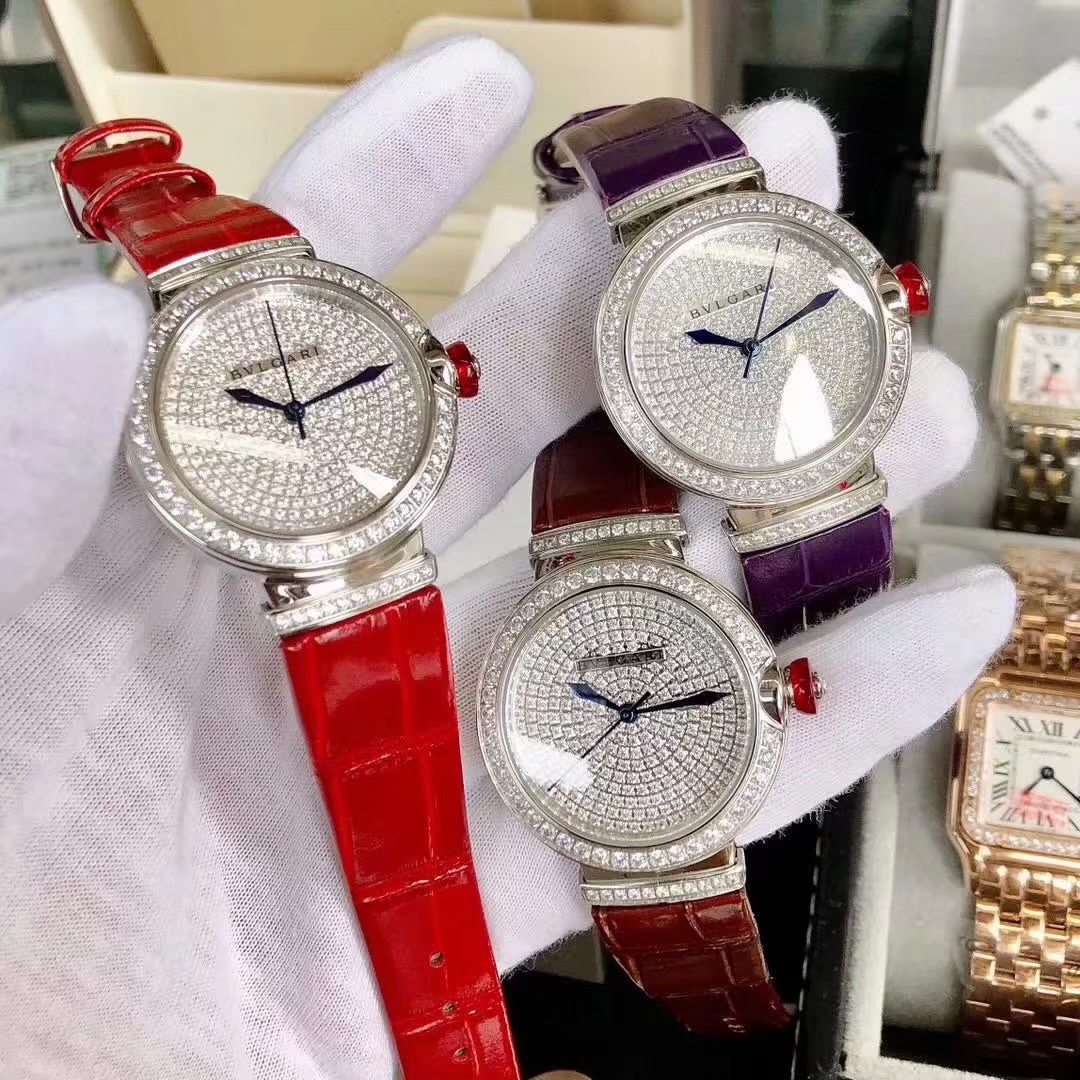 Bvlgari 宝格丽LVCEA系列腕表以简约大方的外形备受现代女性青睐。奢华镶钻，表盘尺寸宽33mm，厚11mm