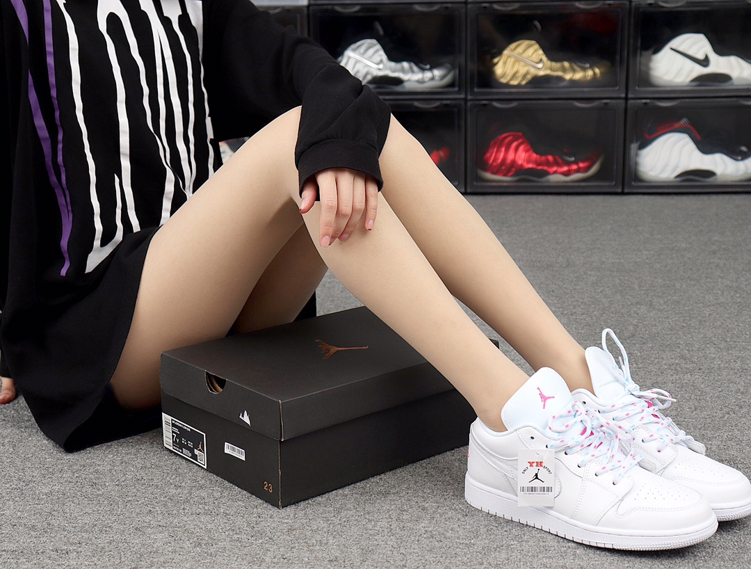 220 Nike Air Jordan 1 Low 554723-102 白桃红 波点 AJ1乔丹1代低帮 模特上脚图