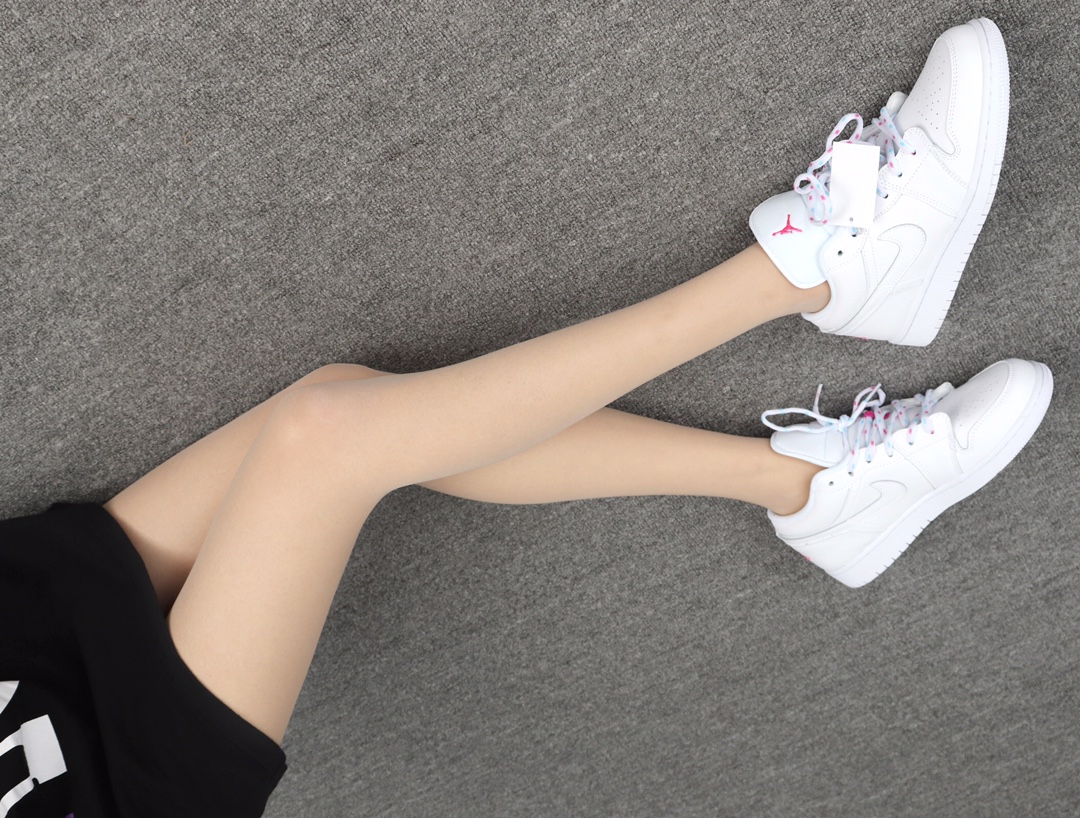 220 Nike Air Jordan 1 Low 554723-102 白桃红 波点 AJ1乔丹1代低帮 模特上脚图